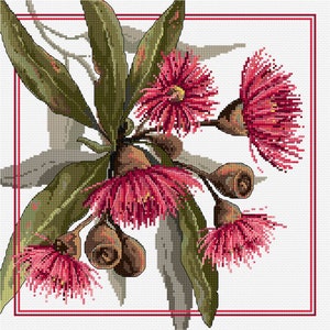 Könnte beinhalten: Ein Kreuzstich-Stickmuster mit einem Zweig rosa Flaschenbürstenblumen mit grünen Blättern. Die Blüten sind in voller Blüte und haben eine zarte, federartige Textur.