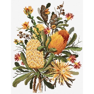 Puede incluir: Un diseño de bordado de punto de cruz con un ramo de flores de Banksia amarillas y naranjas, hojas verdes y flores rojas. El diseño está sobre un fondo blanco.