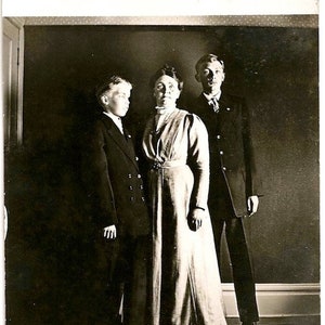Postal antigua con foto de madre e hijos, trajes largos, principios del siglo XX, fotografía Cyko Rppc, mujer y niños, vintage