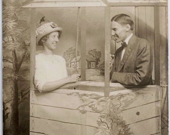 Stara pocztówka ze zdjęciem Para przy studni życzeń, zdjęcie z lat 1910. XX wieku, Azo Rppc, vintage, kobieta, mężczyzna
