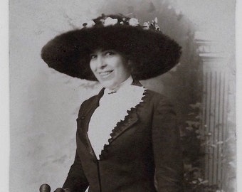 Alte Foto-Postkarte Frau trägt Jacke und Rock Großer Hut mit Blumen Korb-Stuhl Anfang 1900 Fotografie Schnappschuss Vintage