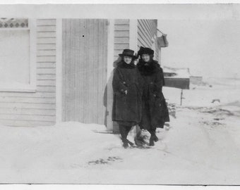 Altes Foto 2 Frauen mit Mänteln und Hüten im Schnee 1920er Jahre Foto Schnappschuss Vintage