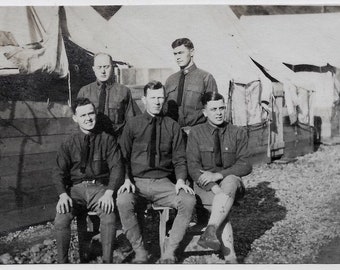Altes Foto aus dem 1. Weltkrieg, US-Soldaten vor Zelten im Hintergrund, Foto aus den 1910er Jahren, Vintage-Schnappschuss