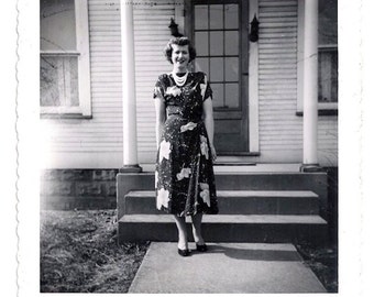 Ancienne photo de femme portant une robe avec un tissu à motif de fleurs des années 40