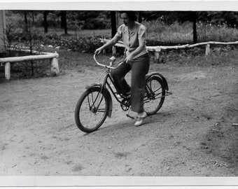 Altes Foto Frau auf dem Fahrrad mit Sattelschuhen 1940er Jahre Fotografie Schnappschuss Vintage