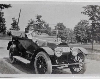 Altes Foto Frau im Auto 1920er Jahre Fotografie Schnappschuss Vintage