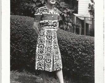 Old Photo Woman wearing Pattern Fabric Dress Open Toe Shoes 1940s Photograph Snapshot Vintage