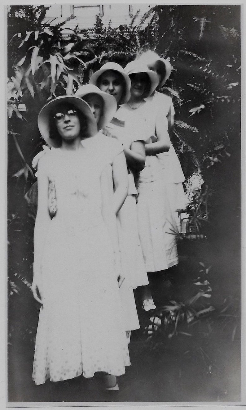 Altes Foto Frauen stehen Schlange im Garten, wringen Kleider und Hüte 1930er Jahre Fotografie Schnappschuss Vintage Bild 1