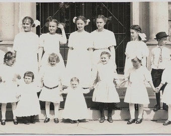 Photo ancienne d'un groupe de filles portant des robes blanches et de 2 garçons déguisés des années 1910 Instantané de photo vintage