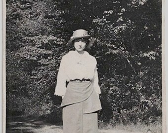 Vieille photo de femme portant une jupe, une chemise blanche et un chapeau, photographie vintage des années 1910