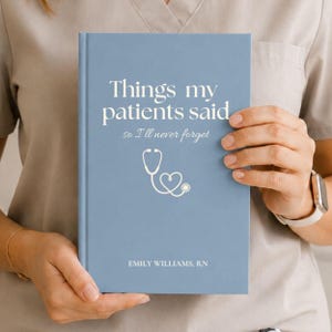 Puede incluir: Un diario de tapa dura en color azul polvoriento con el texto en blanco Things my patients said so I'll never forget, un estetoscopio de línea blanca con forma de corazón y el nombre personalizado EMILY WILLIAMS, RN impreso en el centro inferior.