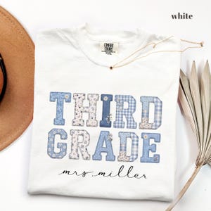 名入れ可能な小学3年生の先生用シャツ、カスタムネーム入りコンフォートカラーズTシャツ、ブルーの花柄フェイクパッチワーク、新学期の先生へのギフト