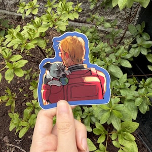 Könnte beinhalten: Ein gestanzter Aufkleber mit einer stilisierten Illustration einer Person mit blonden Haaren in einer roten Jacke, von hinten gesehen, die einen kleinen grau-weißen Hund hält. Der Aufkleber hat einen blauen Rand und eine weiße Kontur.
