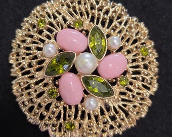 Vintage 1970 Sarah Coventry Pin, Fashion Splendor Book Piece klobige rosa und grüne Statement Brosche, Faux Pearl Gold Tone Openwork Blume,