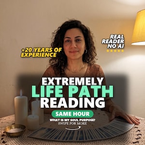 Könnte beinhalten: Eine Person mit lockigem Haar sitzt an einem Tisch mit drei weißen Kerzen, einer kleinen Schale und einem Fächer aus Tarotkarten. Der Text lautet: +20 YEARS OF EXPERIENCE, REAL READER NO AI, EXTREMELY LIFE PATH READING, SAME HOUR, WHAT IS MY SOUL PURPOSE? SWIPE FOR MORE.