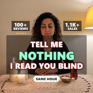 Op de afbeelding: Een persoon met krullend haar zit achter een tafel met drie witte kaarsen, een klein kommetje zout en een glas thee. Tekstoverlays tonen 100+ REVIEWS, 1.1K+ SALES, TELL ME NOTHING I READ YOU BLIND en SAME HOUR.