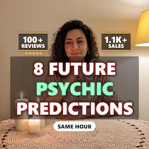 Könnte beinhalten: Eine Person mit lockigem Haar sitzt hinter einem Tisch mit zwei brennenden weißen Stumpenkerzen. Textüberlagerungen zeigen 100+ REVIEWS, 1.1K+ SALES, 8 FUTURE PSYCHIC PREDICTIONS und SAME HOUR. Die Person trägt ein strukturiertes Oberteil.