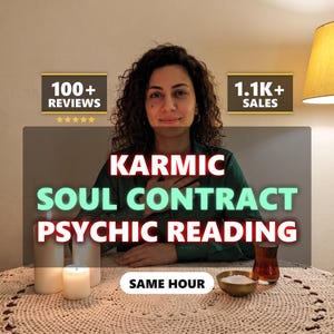 Op de afbeelding: Een persoon in een groen overhemd zit achter een tafel met drie witte kaarsen, een klein schaaltje zout en een glas thee. Tekstoverlays tonen 100+ REVIEWS, 1.1K+ SALES, KARMIC SOUL CONTRACT PSYCHIC READING en SAME HOUR.