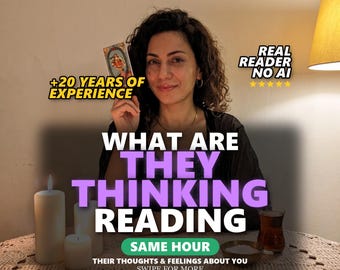 Op de afbeelding: Een advertentie voor een tarotkaartleesservice met de tekst +20 YEARS OF EXPERIENCE, REAL READER NO AI, WHAT ARE THEY THINKING READING, SAME HOUR, THEIR THOUGHTS & FEELINGS ABOUT YOU en SWIPE FOR MORE, met kaarsen en een kopje thee.