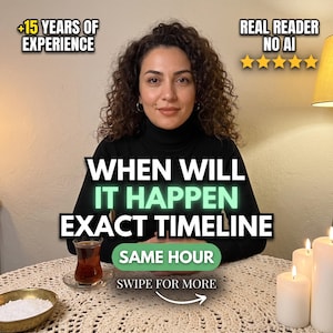Puede incluir: Una persona con cabello rizado y cuello de tortuga negro sentada ante una mesa con un vaso de té, un cuenco de sal y tres velas blancas. Texto: +15 YEARS OF EXPERIENCE, REAL READER NO AI, WHEN WILL IT HAPPEN EXACT TIMELINE, SAME HOUR, SWIPE FOR MORE.