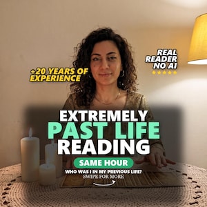 Könnte beinhalten: Eine Person mit lockigem Haar sitzt hinter einem Tisch mit drei weißen Kerzen und einer Reihe von Tarotkarten. Textüberlagerungen zeigen +20 YEARS OF EXPERIENCE, REAL READER NO AI, EXTREMELY PAST LIFE READING, SAME HOUR, WHO WAS I IN MY PREVIOUS LIFE? SWIPE FOR MORE.