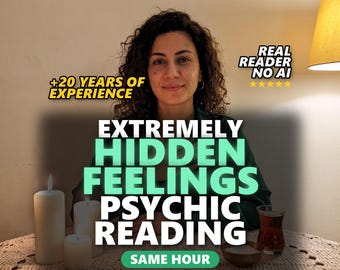 Op de afbeelding: Een persoon met krullend haar zit achter een tafel met drie witte stompkaarsen, een klein kommetje en een glas thee. De tekst luidt: +20 YEARS OF EXPERIENCE, REAL READER NO AI, EXTREMELY HIDDEN FEELINGS PSYCHIC READING, SAME HOUR, WHAT DO THEY REALLY FEEL FOR ME? SWIPE FOR MORE.