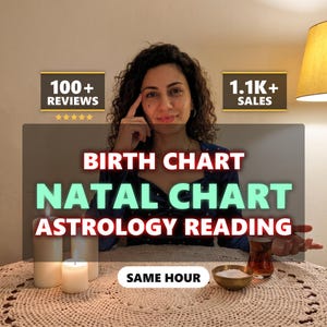 Op de afbeelding: Een digitale afbeelding voor een geboortehoroscoop en natal chart astrologie leesservice. Tekst bevat 100+ REVIEWS, 1.1K+ SALES, BIRTH CHART, NATAL CHART, ASTROLOGY READING en SAME HOUR. De afbeelding toont een persoon, kaarsen en een kom.