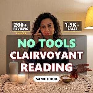 Op de afbeelding: Een advertentie voor een helderziende lezing met de tekst NO TOOLS CLAIRVOYANT READING, 200+ REVIEWS, 1.5K+ SALES en SAME HOUR. De scène bevat twee witte stompkaarsen, een klein schaaltje zout en een glas thee.