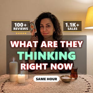 Könnte beinhalten: Eine Werbeanzeige für Tarot-Kartenlegen mit dem Text 100+ REVIEWS, 1.1K+ SALES, WHAT ARE THEY THINKING RIGHT NOW und SAME HOUR. Die Szene zeigt drei weiße Stumpenkerzen, eine kleine Schale mit Salz und ein Glas Tee auf einem Tisch.