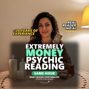 Puede incluir: Una persona sostiene una carta de tarot con textos superpuestos: +20 YEARS OF EXPERIENCE, REAL READER NO AI, EXTREMELY MONEY PSYCHIC READING, SAME HOUR, WHAT BLOCKS YOUR WEALTH? SWIPE FOR MORE. Tres velas blancas y un vaso de té están presentes.