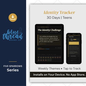 Puede incluir: Un planificador digital Identity Tracker 30 Days Teens mostrado en una tableta y un teléfono inteligente. La pantalla muestra The Identity Challenge, Jeremiah 29:11 y barras de progreso. El texto incluye Weekly Themes, Tap to Track e Installs on Your Device. No App Store.