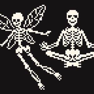 Op de afbeelding: Een pixel art afbeelding met twee witte skeletten op een zwarte achtergrond. Het ene skelet heeft grote vleugels en een vliegende houding, terwijl het andere skelet in een zittende houding met gekruiste benen en handen in mudra-stand staat.