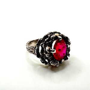 Vintage brutalistische cocktailring van sterling zilver met robijn, een opvallend, sculpturaal statement-stuk met textuur (maat 6,5)