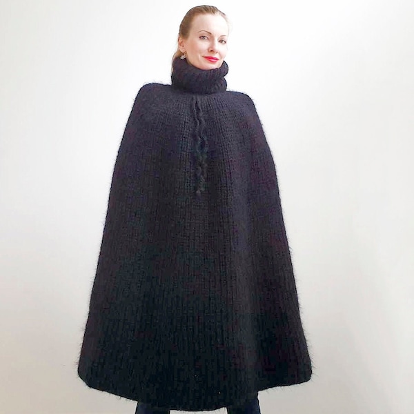 Pull écharpe à col bénitier en mohair noir et poncho tricoté à la main