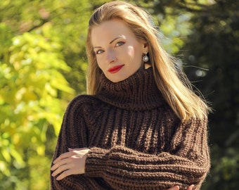 Maglione in lana di alpaca lavorato a mano in marrone scuro o avorio di SuperTanya