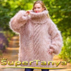 Beige Mohair Kleid handgestrickt Oversize Fuzzy Rollkragenpullover von SuperTanya