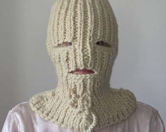 Handgemaakte dik gebreide ivoorwol bivakmuts, wintermuts, klaar voor verzending