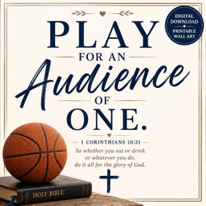 Könnte beinhalten: Ein quadratischer Wandkunstdruck mit dem dunkelblauen Text PLAY FOR AN AUDIENCE OF ONE, 1 CORINTHIANS 10:31 und einem Bibelvers. Ein Basketball liegt auf einer schwarzen Heiligen Bibel. Ein kreisförmiges Abzeichen zeigt DIGITAL DOWNLOAD PRINTABLE WALL ART.