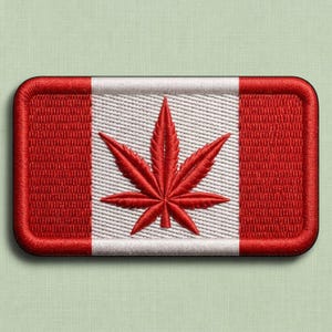Puede incluir: Un parche rectangular bordado con un diseño de rayas verticales rojas y blancas que imita una bandera. En el centro, una hoja de cannabis roja bordada destaca sobre el fondo blanco, rodeada por un borde grueso también de color rojo.