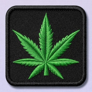 Puede incluir: Un parche bordado de forma cuadrada que presenta un diseño de hoja de cannabis de color verde vibrante centrado sobre un fondo negro sólido. El parche tiene esquinas redondeadas y un borde grueso cosido en negro que enmarca la pieza.
