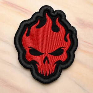 Parche bordado de calavera llameante, insignia termoadhesiva de motociclista en llamas, aplique de esqueleto para coser en chaquetas, mochilas y sombreros.