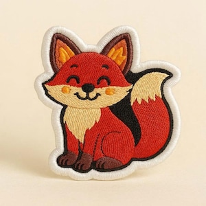 Pode incluir: Um emblema bordado termocolante com um desenho de raposa com pelo laranja brilhante, peito e ponta da cauda cor de creme e patas castanho-escuras. A raposa tem uma expressão sorridente com os olhos fechados, orelhas pontiagudas e borda branca.