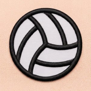 Op de afbeelding: Een ronde geborduurde patch met een volleybalontwerp. De patch heeft een witte achtergrond met dikke, zwarte gestikte lijnen die de klassieke gebogen panelen van een volleybal vormen, omlijnd door een stevige zwarte cirkelvormige rand.