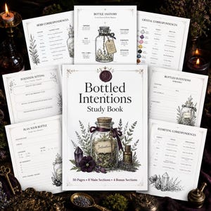 Puede incluir: Un libro de estudio Bottled Intentions con 50 páginas, 8 secciones principales y 4 secciones adicionales. La portada presenta una ilustración central de un frasco de vidrio con hierbas, una flor morada y un cristal, rodeado de páginas informativas.