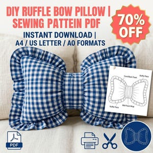 Puede incluir: Un cojín con forma de lazo de cuadros vichy azules y blancos con bordes de volantes. La imagen incluye el texto: DIY RUFFLE BOW PILLOW SEWING PATTEIN PDF, INSTANT DOWNLOAD, A4 / US LETTER / A0 FORMATS y 70% OFF. Un diagrama muestra la construcción.