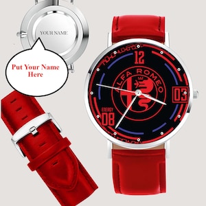 Pode incluir: Um relógio de pulso com pulseira de couro vermelho e caixa prateada. O mostrador preto apresenta o logótipo da Alfa Romeo, o número 12, o número 03 e o texto ENERGY 08. Uma vista separada mostra a parte de trás do relógio com o texto YOUR NAME.
