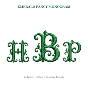 Pode incluir: O texto EMERALD FANCY MONOGRAM aparece acima de três letras bordadas em verde H, B e P em uma fonte de escrita decorativa. Abaixo das letras, o texto 26 Letters | 6 Sizes | 9 Machine Formats é exibido em um fundo branco.