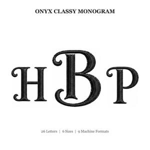 Peut inclure: Un motif de broderie numérique intitulé ONYX CLASSY MONOGRAM présentant les lettres H, B et P dans une police noire à empattement avec un aspect de point texturé. Le texte 26 Letters | 6 Sizes | 9 Machine Formats est imprimé en dessous.