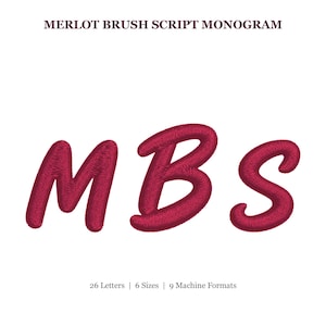Puede incluir: Las letras M, B y S se muestran en un estilo de bordado texturizado de color rojo oscuro con una fuente de estilo pincel. El texto MERLOT BRUSH SCRIPT MONOGRAM aparece en la parte superior y 26 Letters | 6 Sizes | 9 Machine Formats abajo.