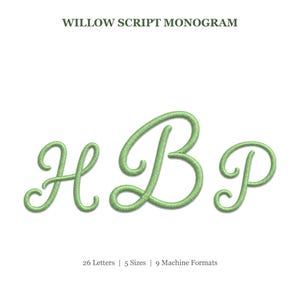 Può includere: Un disegno per ricamo digitale intitolato WILLOW SCRIPT MONOGRAM con le lettere H, B e P in un carattere corsivo testurizzato verde chiaro. Il testo sottostante specifica 26 lettere, 5 dimensioni e 9 formati macchina per questo file.